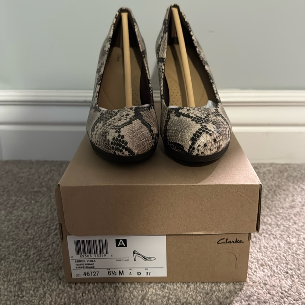 Clark’s Adriel Viola dress pump sz 6.5 Taupe Snake comfort collection NIB NWT
